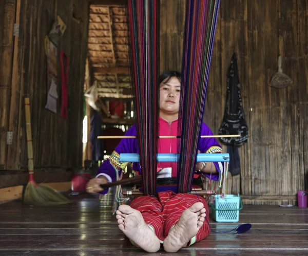 Tailandia, Chiang Mai, Karen Long Neck pueblo de la tribu de la colina (Kayan Lahwi), Karen mujer en trajes tradicionales está haciendo una alfombra — Foto de Stock