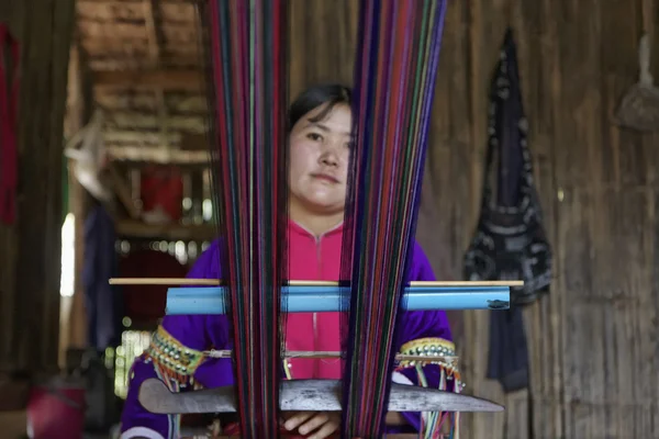 泰国，清迈，凯伦长长的脖子山部落村庄 （kayan lahwi），凯伦穿着传统服饰制作一张地毯 — 图库照片