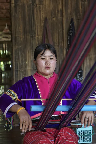 Tailândia, Chiang Mai, Karen Long Neck aldeia tribo colina (Kayan Lahwi), Karen mulher em trajes tradicionais está fazendo um tapete — Fotografia de Stock