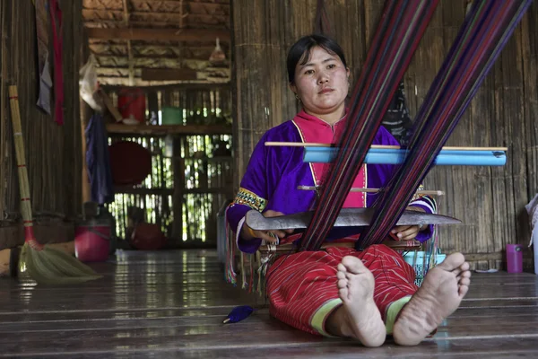 Tajlandia, chiang mai, karen długą szyję wzgórzu wioski plemienia (kayan lahwi), karen kobiety w tradycyjnych strojach robi dywan — Zdjęcie stockowe