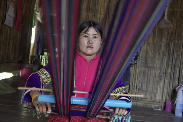 Thailand, chiang mai, karen lange nek heuvel stam dorp (kayan lahwi), karen vrouw in klederdracht is het maken van een tapijt — Stockfoto