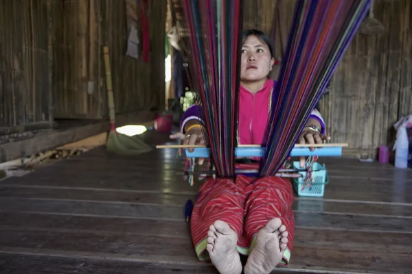 泰国，清迈，凯伦长长的脖子山部落村庄 （kayan lahwi），凯伦穿着传统服饰制作一张地毯 — 图库照片