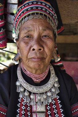 Tayland, chiang mai, karen uzun boyunlu tepe kabile Köyü (kayan lahwi), karen kadın geleneksel kostümleri