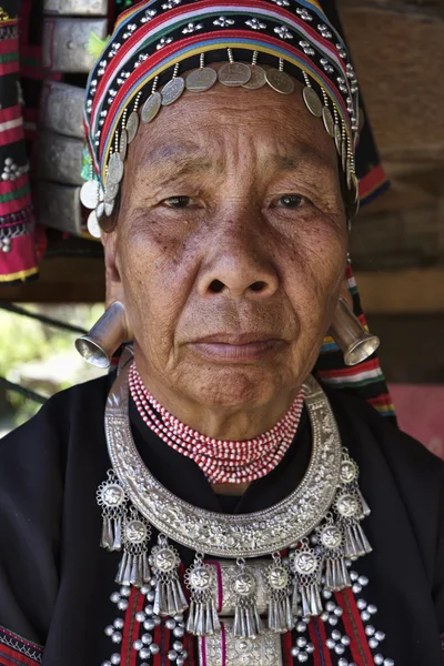 Tailândia, Chiang Mai, Karen Long Neck aldeia tribo colina (Kayan Lahwi), Karen mulher em trajes tradicionais — Fotografia de Stock
