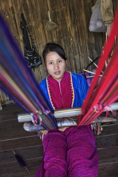 泰国，清迈，凯伦长长的脖子山部落村庄 （kayan lahwi)，制作一张地毯的凯伦女人 — 图库照片