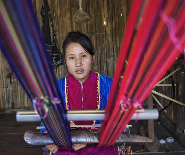 Tailandia, Chiang Mai, Karen Long Neck aldea de la tribu de la colina (Kayan Lahwi), Karen mujer haciendo una alfombra — Foto de Stock
