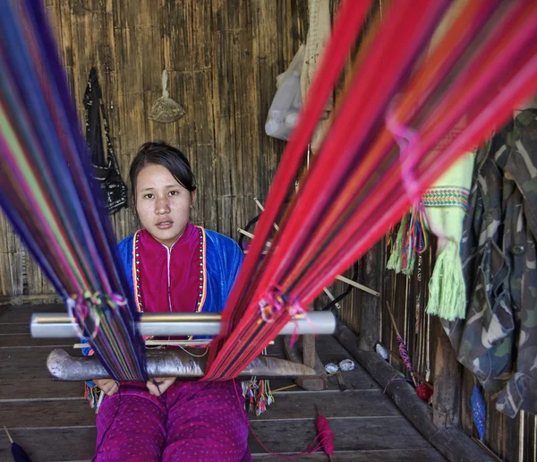 Thailand, Chiang Mai, Karen Long Neck hill tribe village (Kayan Lahwi), Karen woman making a carpet — Stock Photo, Image