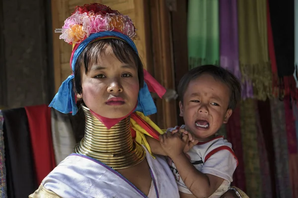 Tailandia, Chang Mai, Karen Long Neck aldea de la tribu de la colina (Kayan Lahwi), Niño de cuello largo y su madre en trajes tradicionales. Las mujeres se ponen anillos de latón en el cuello cuando tienen 5 o 6 años y en — Foto de Stock