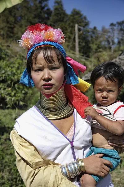 Thailand, chang mai, karen lange nek heuvel stam dorp (kayan lahwi), lange nek kind en haar moeder in traditionele kostuums. vrouwen zetten koperen ringen op hun nek wanneer ze 5 of 6 jaar oud zijn en in — Stockfoto