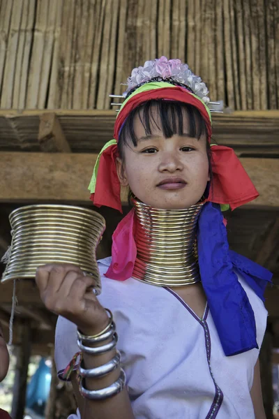 Таиланд, Чиангмай, деревня племени Карен Лонг Нек (Каян Лахви), женщина с длинной шеей в традиционных костюмах. Женщины надевают медные кольца на шею, когда им 5 или 6 лет, и увеличивают количество нума. — стоковое фото