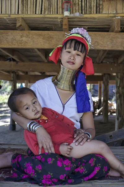Thailand, chang mai, karen lång hals backen stam byn (kayan lahwi), lång hals barnet och hans mor i traditionella dräkter. kvinnor sätter mässing ringar på halsen när de är 5 eller 6 år gammal och i — Stockfoto