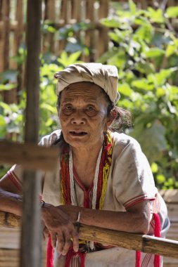 Tayland, chiang mai, karen uzun boyunlu tepe kabile Köyü (kayan lahwi), karen kadın geleneksel kostümleri