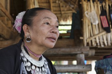 Tayland, chiang mai, karen uzun boyunlu tepe kabile Köyü (kayan lahwi), karen kadın geleneksel kostümleri