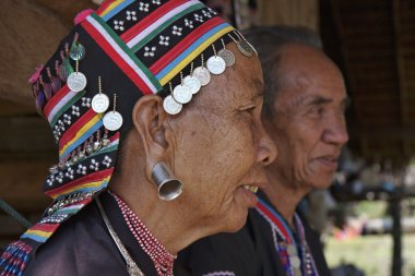 Tayland, chiang mai, karen uzun boyunlu tepe kabile Köyü (kayan lahwi), karen çift geleneksel kostümleri