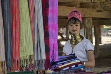 Tayland, chang mai, karen uzun boyunlu tepe kabile Köyü (kayan lahwi), uzun boyunlu kadın geleneksel kostümleri. Ne zaman onlar 5 veya 6 yaşında ve uyuşmuş artırmak kadınlar pirinç halkalar kendi boynuna koy.