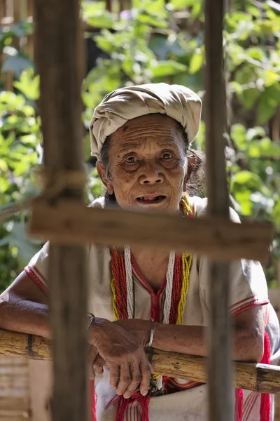 Tailandia, Chiang Mai, Karen Long Neck aldea de la tribu de la colina (Kayan Lahwi), una mujer Karen en trajes tradicionales — Foto de Stock