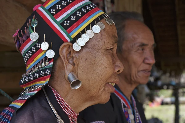 泰国，清迈，凯伦长长的脖子山部落村庄 （kayan lahwi），凯伦夫妇在传统服饰 — 图库照片