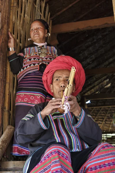 Tajlandia, chiang mai, karen długą szyję wzgórzu wioski plemienia (kayan lahwi), karen para w tradycyjnych strojach — Zdjęcie stockowe