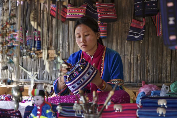 Tailandia, Chiang Mai, Karen Long Neck pueblo de la tribu de la colina (Kayan Lahwi), Karen mujer en trajes tradicionales —  Fotos de Stock