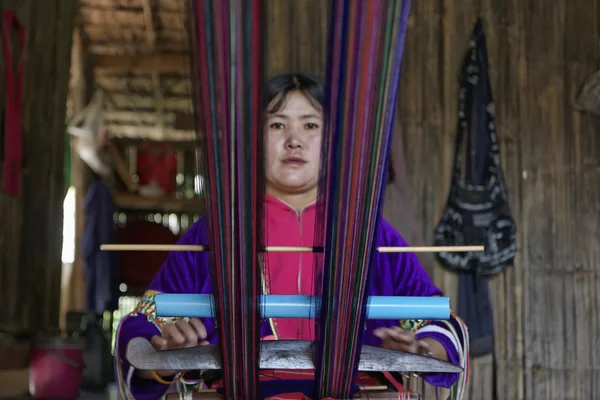 Thailand, chiang mai, karen lange nek heuvel stam dorp (kayan lahwi), karen vrouw in klederdracht is het maken van een tapijt — Stockfoto