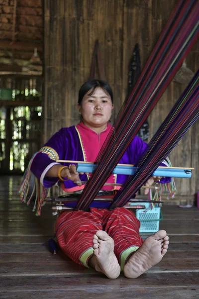 Tayland, chiang mai, karen uzun boyunlu tepe kabile Köyü (kayan lahwi), karen kadın geleneksel kostümleri bir halı yapıyor — Stok fotoğraf
