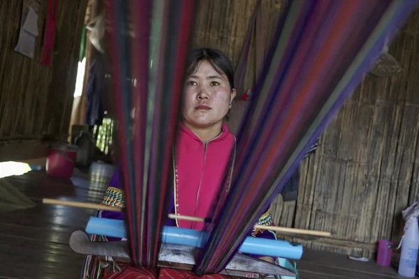 タイ、チェンマイ、カレン長い首の山岳民族の村 (カヤン族 lahwi）、伝統的な衣装でカレン女性はカーペットを作ってる — ストック写真