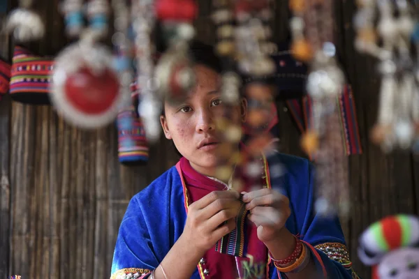 Tailandia, Chiang Mai, Karen Long Neck pueblo de la tribu de la colina (Kayan Lahwi), Karen mujer en trajes tradicionales —  Fotos de Stock