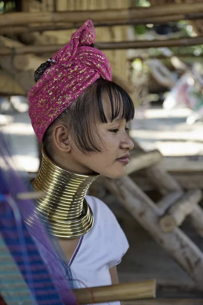 泰国，清迈，凯伦长长的脖子山部落村庄 （kayan lahwi），长长的脖子女人传统服饰。妇女把黄铜戒指放在他们的脖子上时他们是 5、 6 岁和增加麻木 — 图库照片