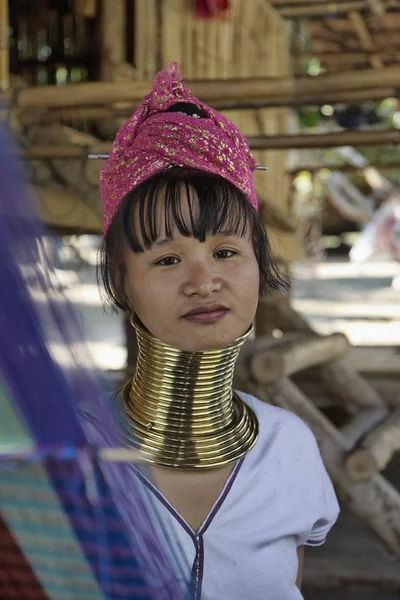 Thajsko, chang mai, karen dlouhý krk hill pokolení vesnice (kayan lahwi), dlouhý krk ženy v tradičních krojích. ženy dát mosazné kroužky na jejich krku, když jsou 5 nebo 6 let starý a zvýší otupělý — Stock fotografie