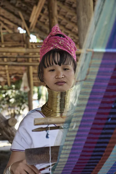 Tailandia, Chang Mai, Karen Long Neck aldea de la tribu de la colina (Kayan Lahwi), mujer de cuello largo en trajes tradicionales. Las mujeres se ponen anillos de latón en el cuello cuando tienen 5 o 6 años y aumentan el entumecimiento — Foto de Stock