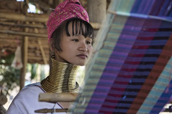 Thajsko, chang mai, karen dlouhý krk hill pokolení vesnice (kayan lahwi), dlouhý krk ženy v tradičních krojích. ženy dát mosazné kroužky na jejich krku, když jsou 5 nebo 6 let starý a zvýší otupělý — Stock fotografie