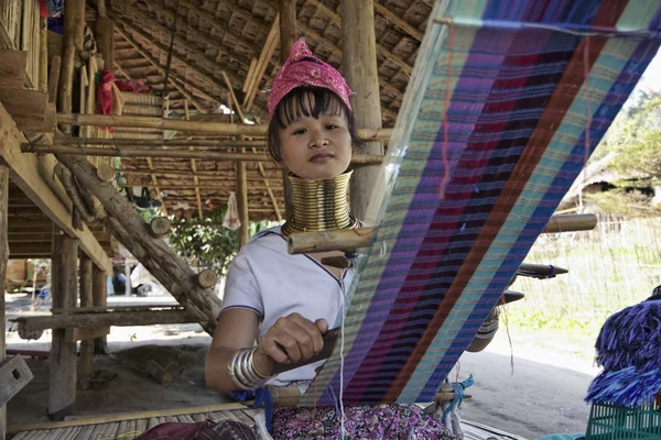 Thailandia, Chang Mai, Karen Long Neck villaggio collina tribù (Kayan Lahwi), donna collo lungo in costumi tradizionali. Le donne mettono anelli di ottone sul collo quando hanno 5 o 6 anni e aumentano l'intorpidimento. — Foto Stock