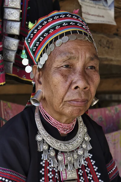 Thailand, chiang mai, karen long neck hill tribe village (kayan lahwi), karen frau in traditionellen trachten — Stockfoto