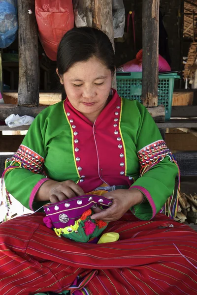 Thailand, Chiang Mai, Karen Long Neck hill tribe village (Kayan Lahwi), Karen woman in traditional costumes — Stock Photo, Image