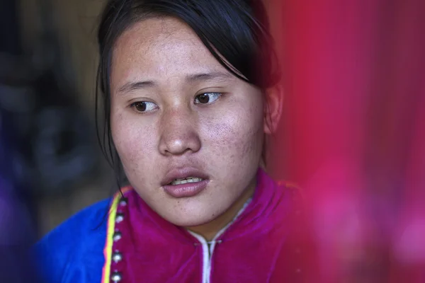 Таиланд, Чианг Мбай, деревня племени Карен Лонг Шек (Kayan Lahwi), каренская женщина, делающая ковер — стоковое фото