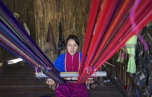 Thailand, Chiang Mai, Karen Long Neck hill tribe village (Kayan Lahwi), Karen woman making a carpet — Stock Photo, Image