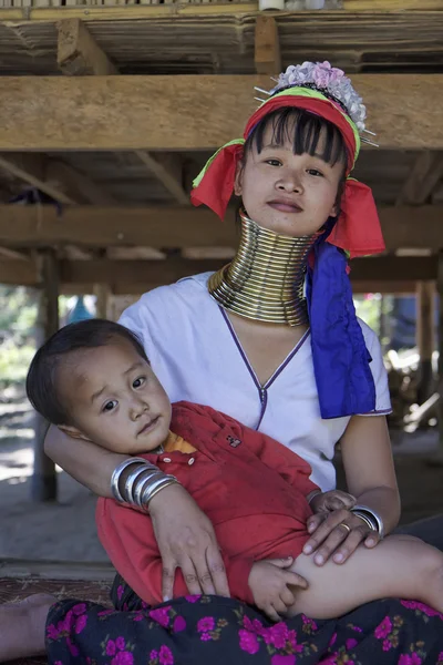 タイ、チェンマイ、カレン長い首の山岳民族の村 (カヤン族 lahwi)、長い首の子、伝統的な衣装で彼の母。彼らは 5 または 6 歳との女性彼らの首に真鍮製リングを置く — ストック写真