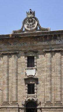 İtalya, Sicilya, caltagirone town (catania eyaletinde), bugün müzeye dönüştürülmüş bourbonist hapishane cephe (17. yüzyıl)