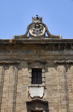 İtalya, Sicilya, caltagirone town (catania eyaletinde), bugün müzeye dönüştürülmüş bourbonist hapishane cephe (17. yüzyıl)