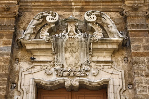 Италия, Сицилия, город Кальтагироне (провинция Катания), фасад старого здания в стиле барокко — стоковое фото