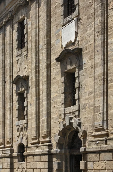 Itália, Sicília, Caltagirone cidade (província de Catania), a fachada da prisão Bourbonist (século XVII), hoje convertido em um museu — Fotografia de Stock