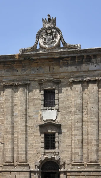 Italia, Sicilia, ciudad de Caltagirone (provincia de Catania), la fachada carcelaria burguesa (siglo XVII), hoy convertida en museo —  Fotos de Stock