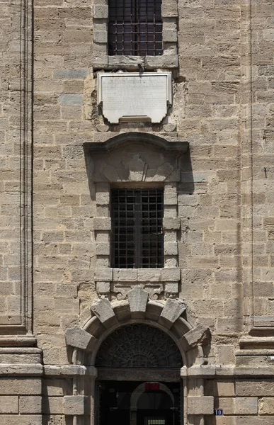 Itálie, Sicílie, caltagirone město (provincie catania) Bourbonské vězení fasáda (17. století), dnes přeměněn na muzeum — Stock fotografie