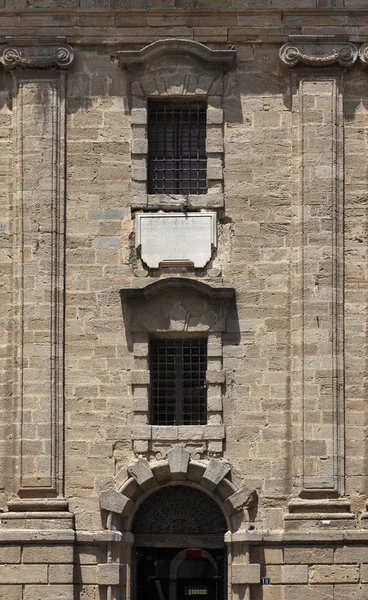 Italia, Sicilia, ciudad de Caltagirone (provincia de Catania), la fachada carcelaria burguesa (siglo XVII), hoy convertida en museo —  Fotos de Stock