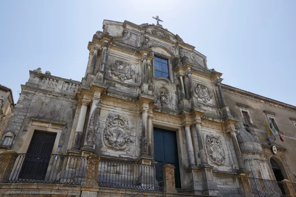 Italia, Sicilia, ciudad de Caltagirone (provincia de Catania), la fachada de la iglesia de S. Francesco d 'Assisi (siglo XIII) ) — Foto de Stock