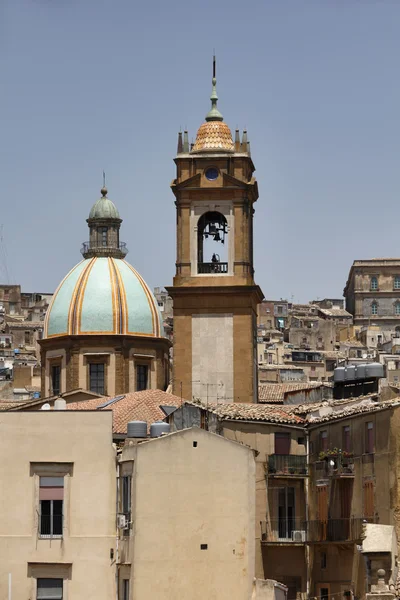 Italy, Sicily, Caltagirone town (Catania Province), view of the town and San Giuliano Church (17th-18th century) — Stock Photo, Image