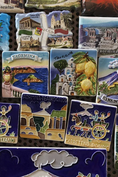 Italia, Sicilia, Taormina, artilugios sicilianos y mayólicas en venta — Foto de Stock