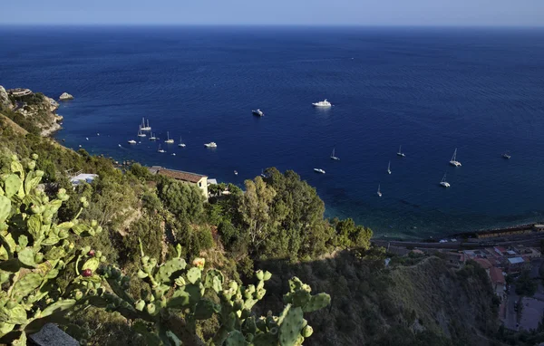 イタリア、シチリア島、イオニア シチリアの海岸線とタオルミーナの湾 — ストック写真