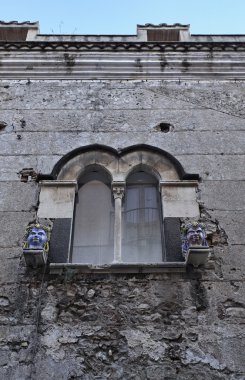 İtalya, Sicilya, taormina (messina eyaletinde), eski bir binanın Barok penceresi