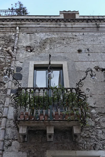 Italie, Sicile, Taormine (Province de Messine), balcon baroque dans un vieux bâtiment — Photo